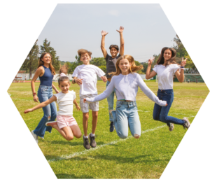 Niños felices saltando