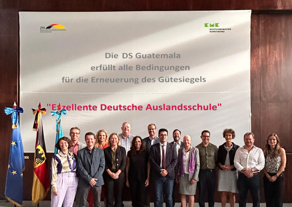 Foto de grupo con las 3 inspectoras, dirección y Consejo Administrativo